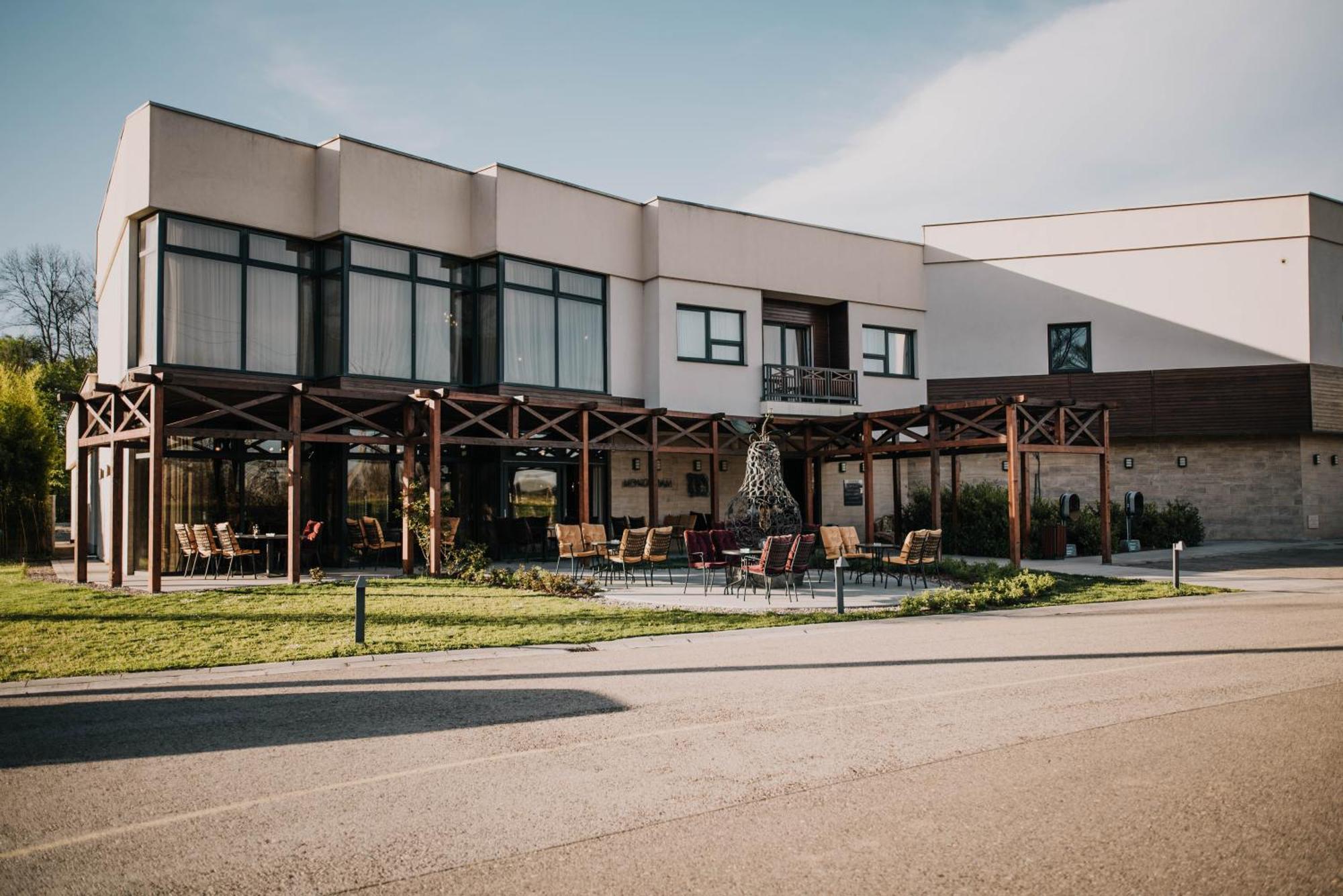 Gradac  Hotel & Distillery Monogram מראה חיצוני תמונה