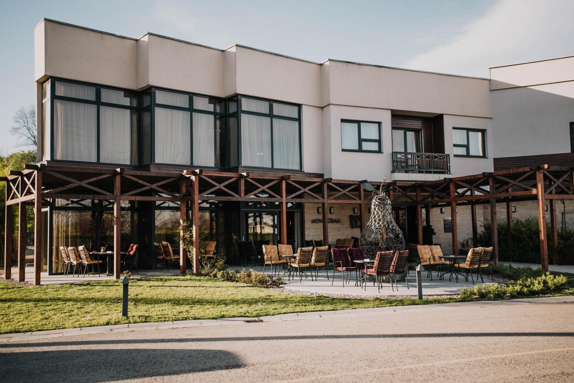 Gradac  Hotel & Distillery Monogram מראה חיצוני תמונה