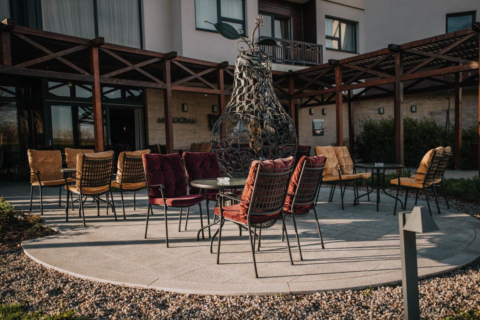 Gradac  Hotel & Distillery Monogram מראה חיצוני תמונה