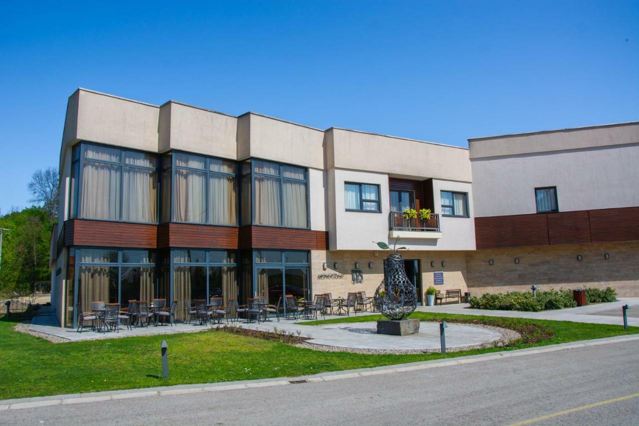 Gradac  Hotel & Distillery Monogram מראה חיצוני תמונה