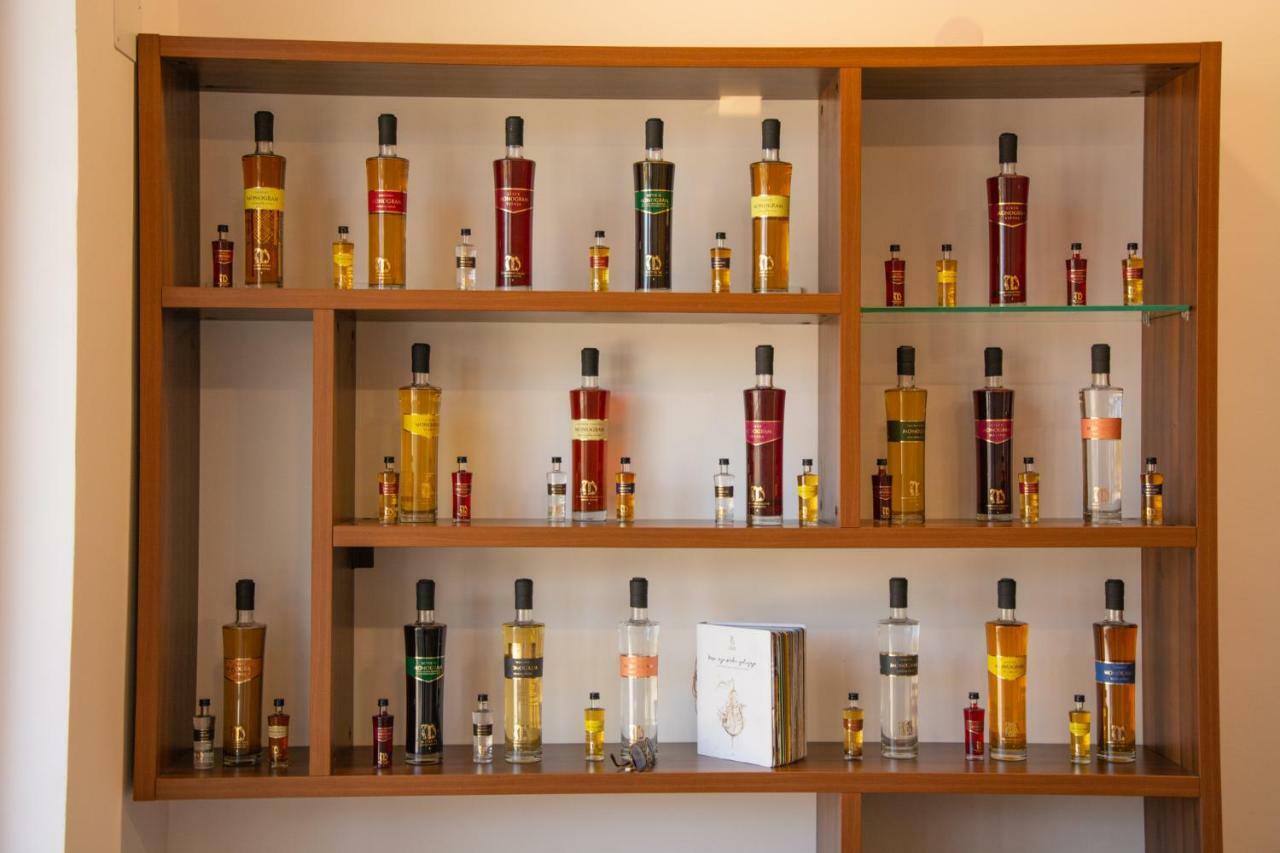 Gradac  Hotel & Distillery Monogram מראה חיצוני תמונה